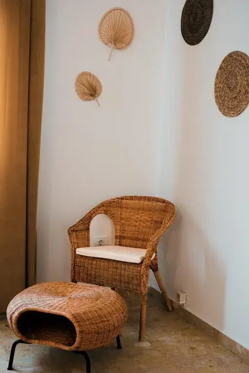 Zona de estar con TV de pantalla plana en una habitación