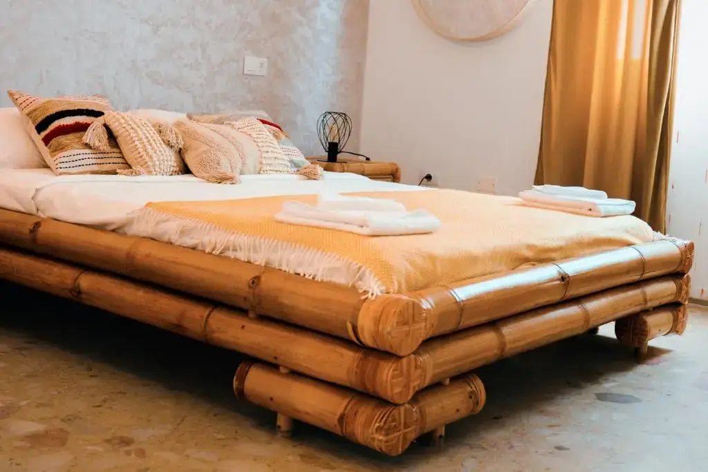 Interior de la Habitación Doble Deluxe con balcón en Resort Suites Vecindario